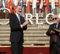 Su Majestad el Rey tras la entrega el "Premio Europeo Carlos V” al presidente del Foro Europeo de la Discapacidad, Yannis Vardakastanis