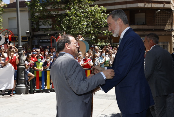 Su Majestad el Rey recibe el Bastón de Mando de manos del alcalde de Puertollano, Adolfo Muñiz, a su llegada a la Plaza de la Constitución