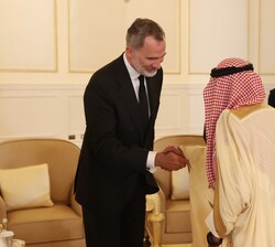 Don Felipe durante los saludos por las condolencias por el fallecimiento de Su Alteza el Jeque Jalifa Bin Zayed Al Nahyan