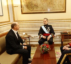 Don Felipe conversa con el embajador de la República de Moldavia, Eugeniu Revenco
