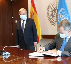 Con motivo de su encuentro y almuerzo con el el Secretario General de Naciones Unidas, António Guterres, Su Majestad el Rey firma en el libro de honor