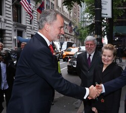 A su llegada al Harvard Club of New York, Su Majestad el Rey recibe el saludo de las autoridades