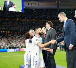 Benzemá saluda a Don Felipe y Su Majestad celebra el resultado y felicita al jugador