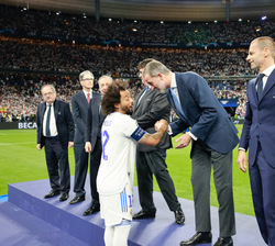 Marcelo, Capitán del Real Madrid saluda y celebra con Don Felipe la victoria del equipo español instantes previos a la recogida de la Copa UEFA Champi