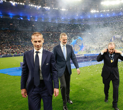 Don Felipe acompañado del presidente de la UEFA, y el presidente del Real Madrid CF abandonan el terreno de juego mientras el equipo campeón español c