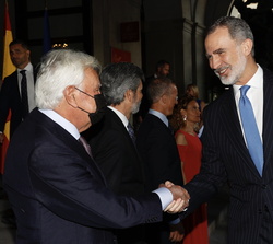 Su Majestad el Rey recibe el saludo del expresidente del Gobierno, Felipe González