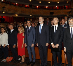 Su Majestad el Rey en primera fila de asientos durante la interpretación del Himno Nacional
