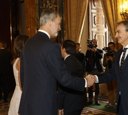 Su Majestad el Rey recibe el saludo del expresidente del Gobierno, José Luis Rodríguez Zapatero