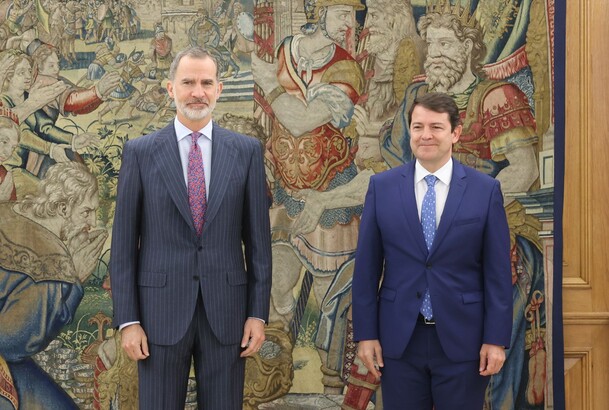 Su Majestad el Rey junto al presidente de la Junta de Castilla y León, Alfonso Fernández Mañueco