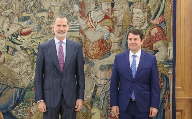 Su Majestad el Rey junto al presidente de la Junta de Castilla y León, Alfonso Fernández Mañueco