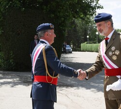 A su llegada, Su Majestad el Rey recibe el saludo del Jefe del Cuarto Militar, el Teniente General Emilio Gracia Cirugeda