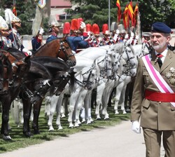 Su Majestad el Rey pasa revista a las unidades a caballo
