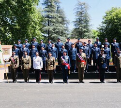 Fotografía de grupo de Su Majestad el Rey con el personal que ha efectuado el juramento a la Bandera y sus instructores