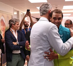 Su Majestad el Rey y Rafael Nadal se funden en un abrazo tras proclamarse este último campeón de la edición 2022 del torneo