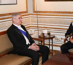 Don Felipe conversa con el embajador de la República Federativa de Brasil, Orlando Leite Ribeiro