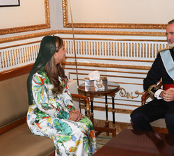 Don Felipe conversa con la embajadora de la República de Maldivas, Farahanaz Faizal
