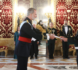 Su Majestad el Rey recibe la Carta Credencial de manos del embajador de los Estados Unidos Mexicanos, Quirino Ordaz Coppel