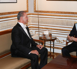 Don Felipe conversa con el embajador de los Estados Unidos Mexicanos, Quirino Ordaz Coppel