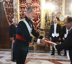 Su Majestad el Rey recibe la Carta Credencial de manos del embajador de la República de Yemen, Aws Abdullah Ahmed Alawd