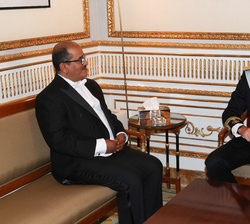 Don Felipe conversa con el embajador de la República de Yemen, Aws Abdullah Ahmed Alawd