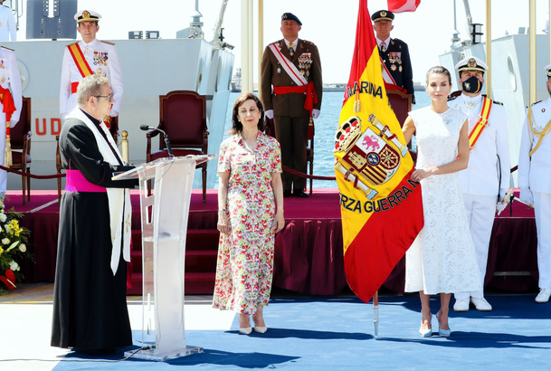 Su Majestad la Reina con la Enseña Nacional momentos antes de la entrega al Comandante de la Fuerza de Guerra Naval Especial