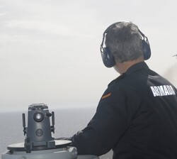 Su Majestad el Rey durante el despegue de aeronaves en el Buque Anfibio Portaaeronaves “Juan Carlos I”