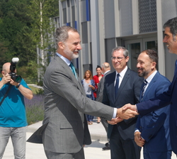 Su Majestad el Rey es Saludado por el Alcalde de Donostia- San Sebastian en presencia del Diputado general de Guipúzcoa, el Delegado del Gobierno en e