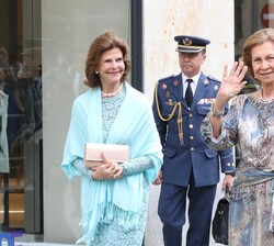 Su Majestad la Reina Doña Sofía y Su Majestad la Reina Silvia de Suecia a su llegada al Teatro Liceo de Salamanca