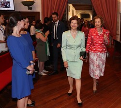Su Majestad la Reina Doña Sofía y Su Majestad la Reina Silvia de Suecia acceden al paraninfo de la Universidad de Salamanca