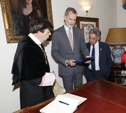 Don Felipe recibió el ejemplar número “1” de la medalla conmemorativa del 90 aniversario