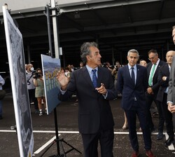 El Rey recibió explicaciones sobre paneles, de la visión general del puerto, a cargo del presidente de la Autoridad Portuaria de Santander, Francisco 