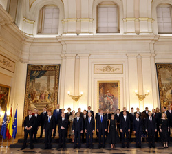 Fotografía de grupo de Sus Majestades los Reyes con los jefes de Estado y de Gobierno asistentes a la cena ofrecida con motivo de la 32ª Cumbre de la 