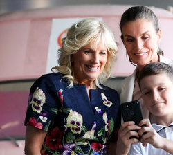 Su Majestad la Reina y la Dra. Jill Biden se hacen un selfie junto a un niño de las familias ucranianas