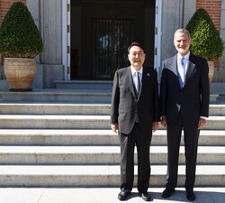 Su Majestad el Rey y el Presidente de la República de Corea, Yoon Suk Yeol, en el Palacio de La Zarzuela