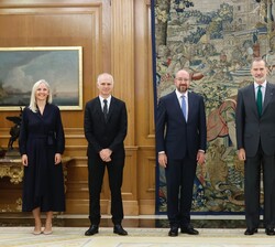 Su Majestad el Rey junto al Presidente del Consejo Europeo, Charles Michel, y las autoridades presentes durante su encuentro