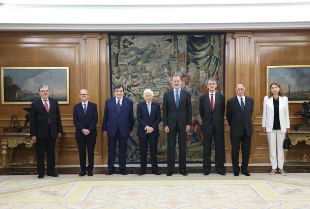 Su Majestad el Rey junto a los miembros de la Junta de Gobierno de la Real Academia de Doctores de España