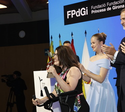 Claudia María Tecglen García tras recoger el Premio FPdGi Social 2022
