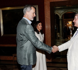 Sus Majestades los Reyes reciben el saludo del presidente de la Fundación Princesa de Girona, Francisco Belil