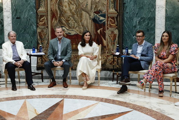Sus Majestades los Reyes durante el encuentro con los miembros del Consejo Asesor de la Fundación Princesa de Girona