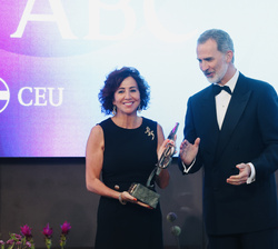 Su Majestad el Rey entrega el Premio "Mingote", otorgado a Emilio Morenatti, a María de los Ángeles Fernández Morenatti, hermana del galardo