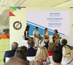 Mesa rodonda con los atletas paralímpicos, Sara Andrés, Deliber Rodríguez, y la ex nadadora paralímpica, Teresa Perales