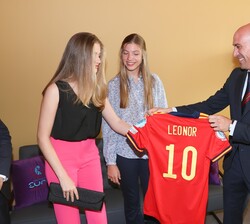 El presidente de la Real Federación Española de Fútbol entrega a Su Alteza Real la Princesa de Asturias una camiseta de la selección española de fútbo