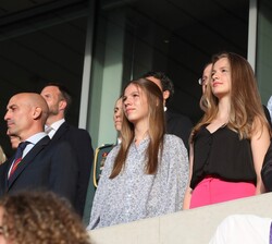 Sus Altezas Reales la Princesa de Asturias y la Infanta Doña Sofía en el palco acompañadas de la directora de fútbol femenino de la UEFA, y del presid