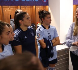 La Infanta Doña Sofía conversa con las jugadoras en el vestuario una vez terminado el partido