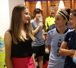 La Princesa de Asturias conversa con las jugadoras tras el partido disputado en Brentford Community Stadium
