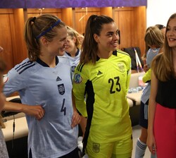 Su Alteza Real la Princesa de Asturias conversa con varias de las jugadoras de la selección