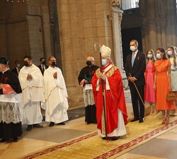 Sus Majestades los Reyes y Sus Altezas Reales la Princesa de Asturias y la Infanta Doña Sofía a su entrada en la Catedral de Santiago