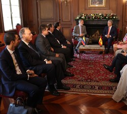 Su Majestad el Rey y el Presidente saliente de la República de Colombia acompañados de las delegaciones de ambos paises durante el encuentro
