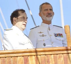 Su Majestad el Rey junto al jefe del Estado Mayor de la Armada observa la réplica histórica de la nao “Victoria” 