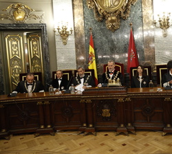 Su Majestad el Rey en la mesa presidencial abre la sesión